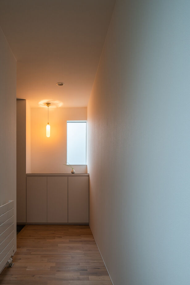 北王 【緑道の風景と薪ストーブが映える家】白くきれいな空間に家具やインテリアを整えて、美しく心地よく暮らすの建築実例画像15