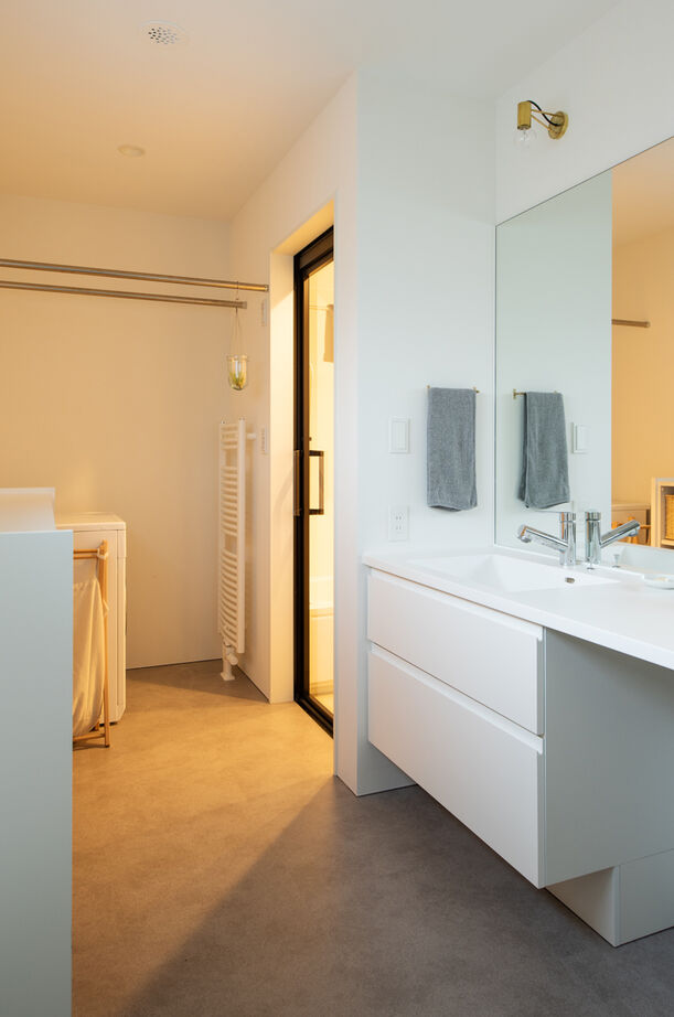 北王 【緑道の風景と薪ストーブが映える家】白くきれいな空間に家具やインテリアを整えて、美しく心地よく暮らすの建築実例画像16