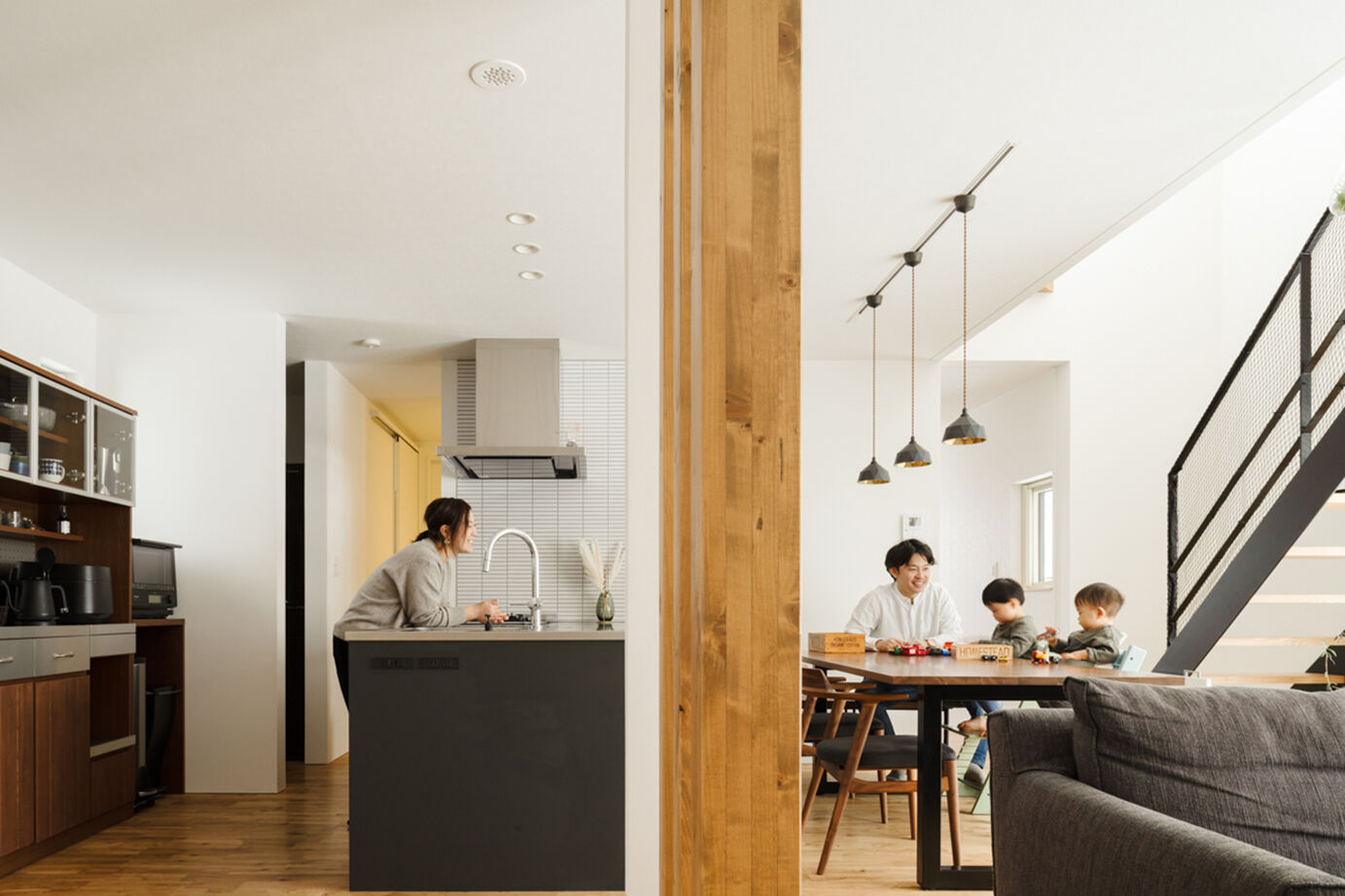 北王 【大きな吹抜けと大開口から光降る家】素材もデザインもこだわった理想の空間で、家族の時間を楽しむ毎日の建築実例画像2