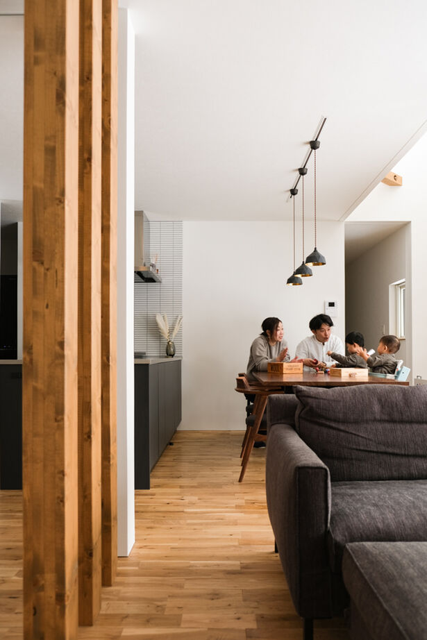 北王 【大きな吹抜けと大開口から光降る家】素材もデザインもこだわった理想の空間で、家族の時間を楽しむ毎日の建築実例画像3