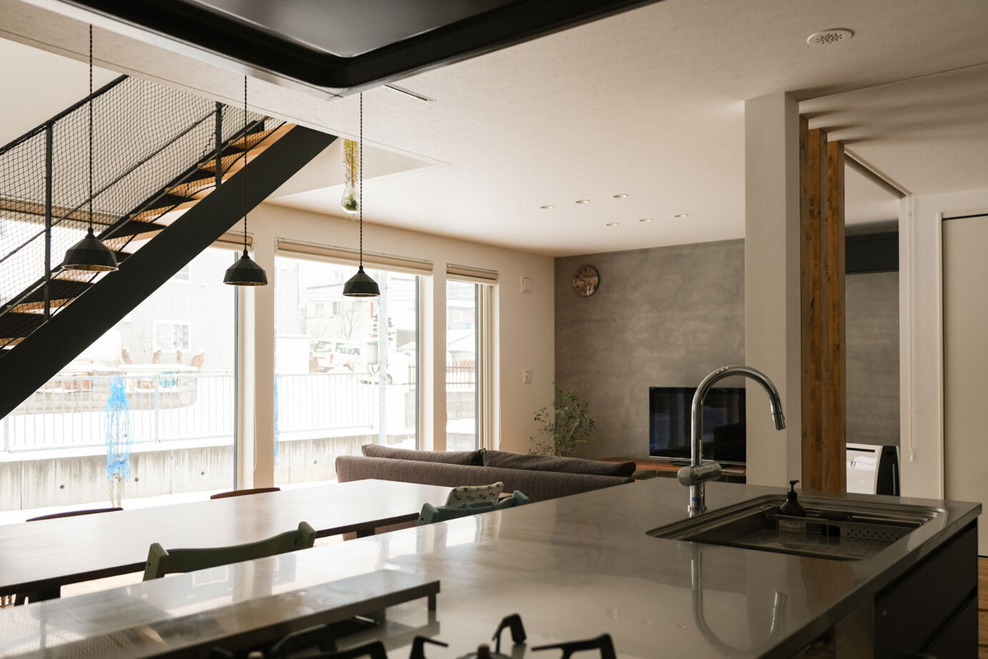 北王 【大きな吹抜けと大開口から光降る家】素材もデザインもこだわった理想の空間で、家族の時間を楽しむ毎日の建築実例画像4