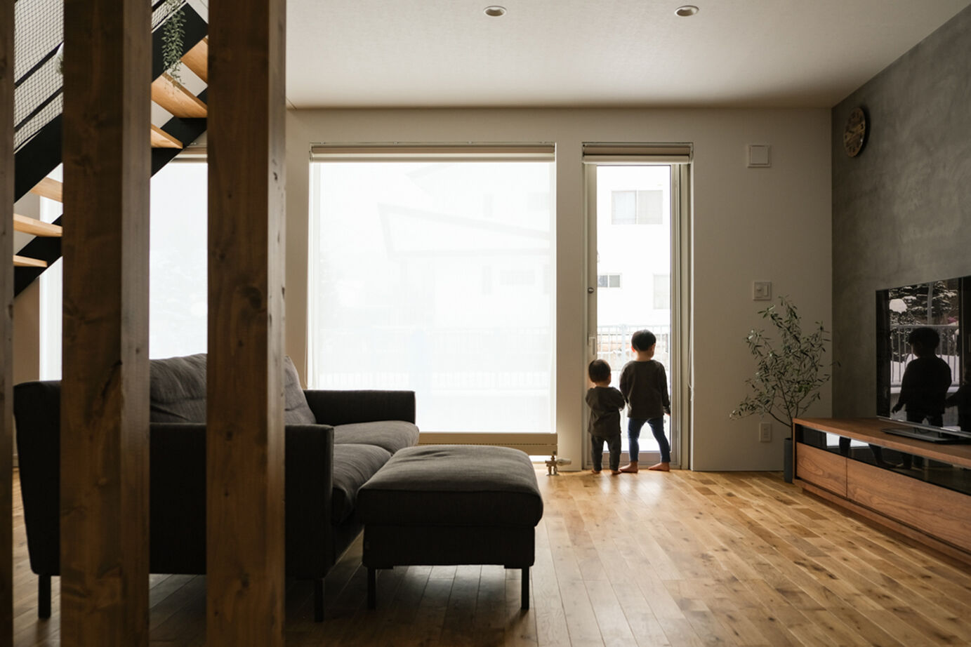 北王 【大きな吹抜けと大開口から光降る家】素材もデザインもこだわった理想の空間で、家族の時間を楽しむ毎日の建築実例画像5
