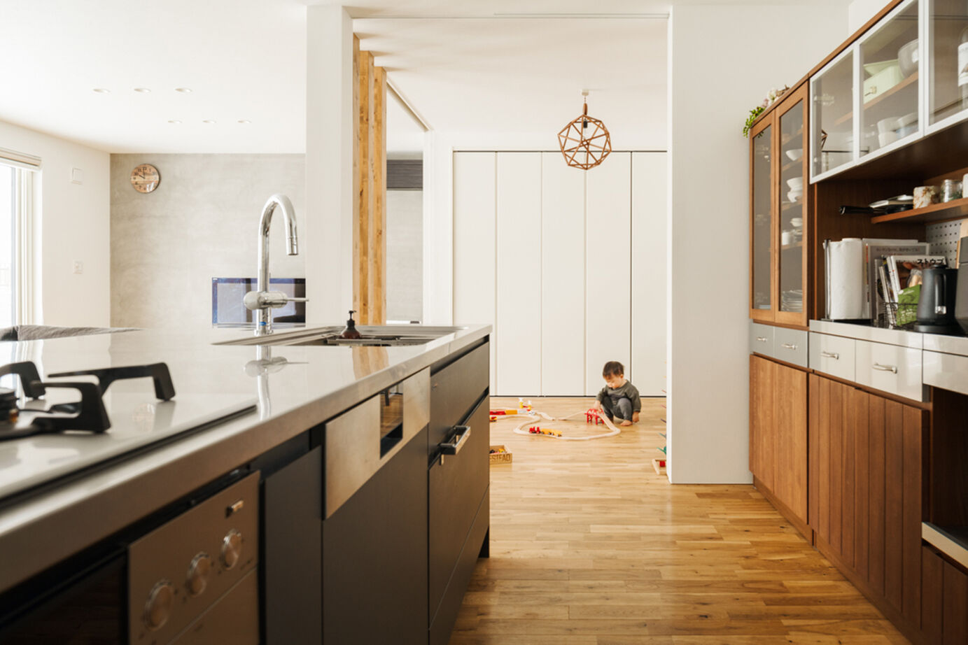 北王 【大きな吹抜けと大開口から光降る家】素材もデザインもこだわった理想の空間で、家族の時間を楽しむ毎日の建築実例画像6