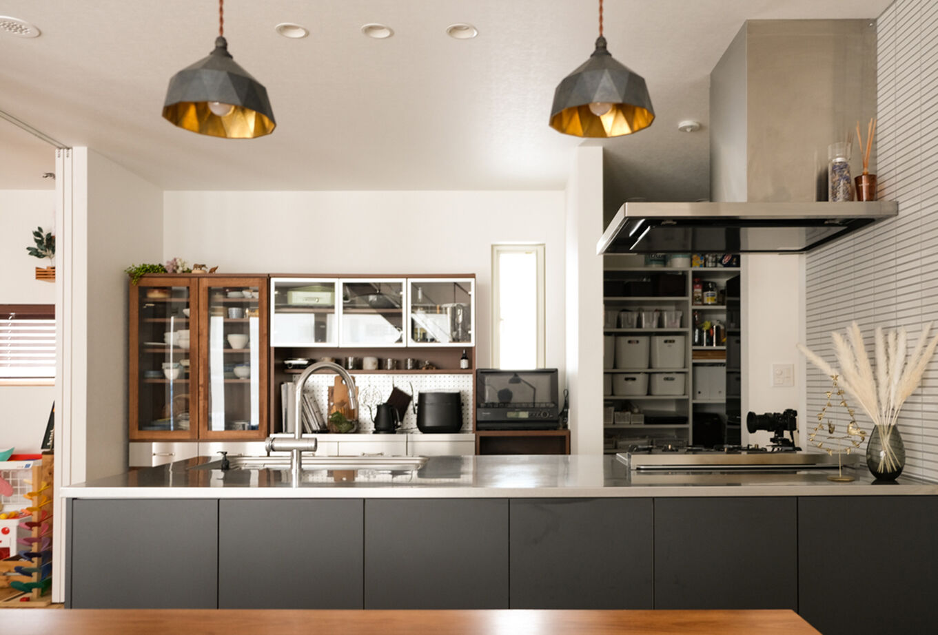 北王 【大きな吹抜けと大開口から光降る家】素材もデザインもこだわった理想の空間で、家族の時間を楽しむ毎日の建築実例画像7