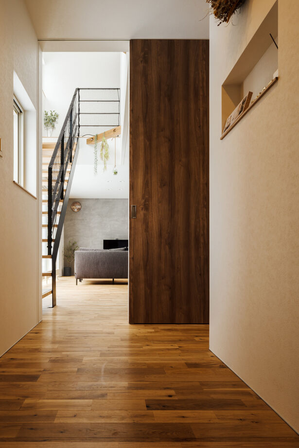 北王 【大きな吹抜けと大開口から光降る家】素材もデザインもこだわった理想の空間で、家族の時間を楽しむ毎日の建築実例画像8