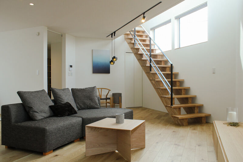 北王 【印象的な窓の家】北西方向へ抜ける眺めを活かして計画の建築実例画像2