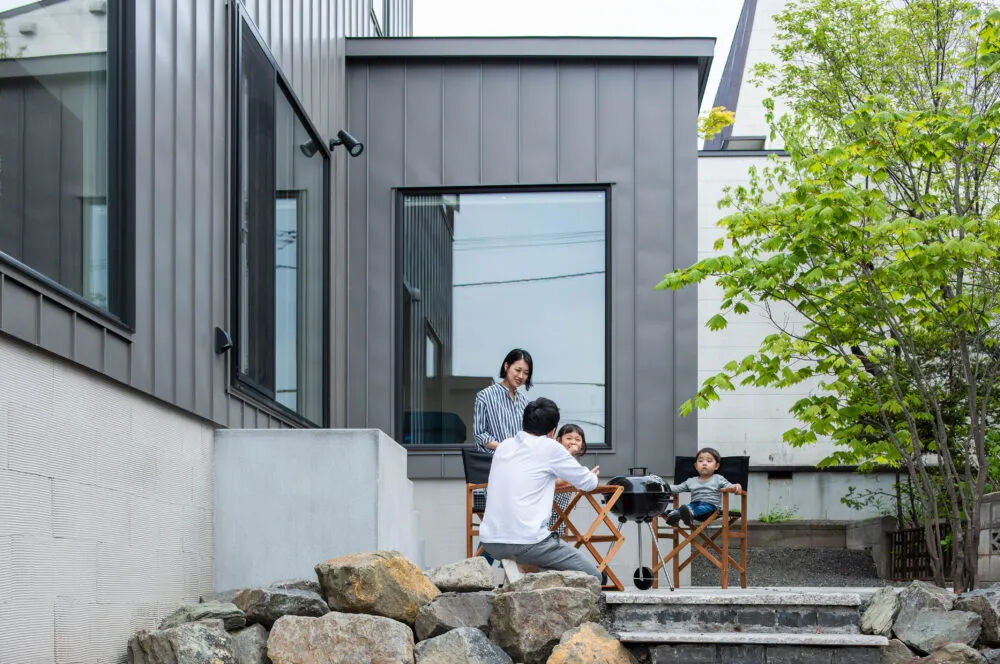 北王 【傾斜地にある家】春夏秋冬、それぞれの季節を楽しめる2.5階建ての住まいの建築実例画像2