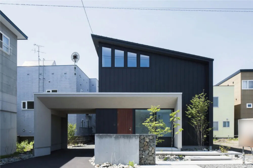 北王 【勾配屋根の家】建物一体のカーポートや造作ダイニングテーブルでスタイリッシュにの建築実例画像1