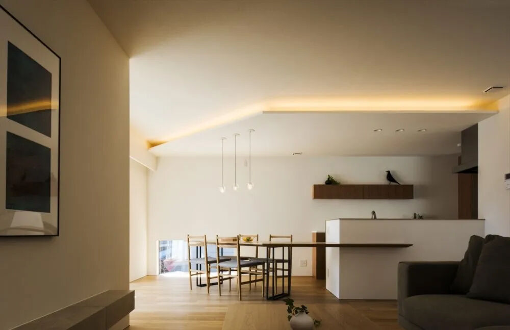 北王 【勾配屋根の家】建物一体のカーポートや造作ダイニングテーブルでスタイリッシュにの建築実例画像2