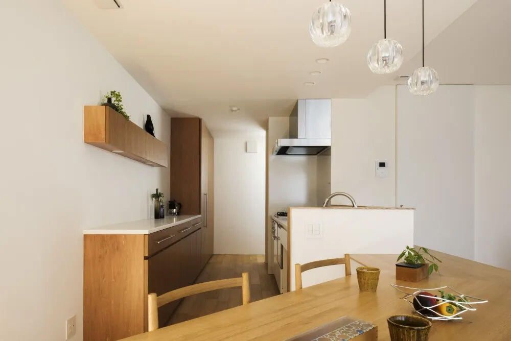 北王 【勾配屋根の家】建物一体のカーポートや造作ダイニングテーブルでスタイリッシュにの建築実例画像4