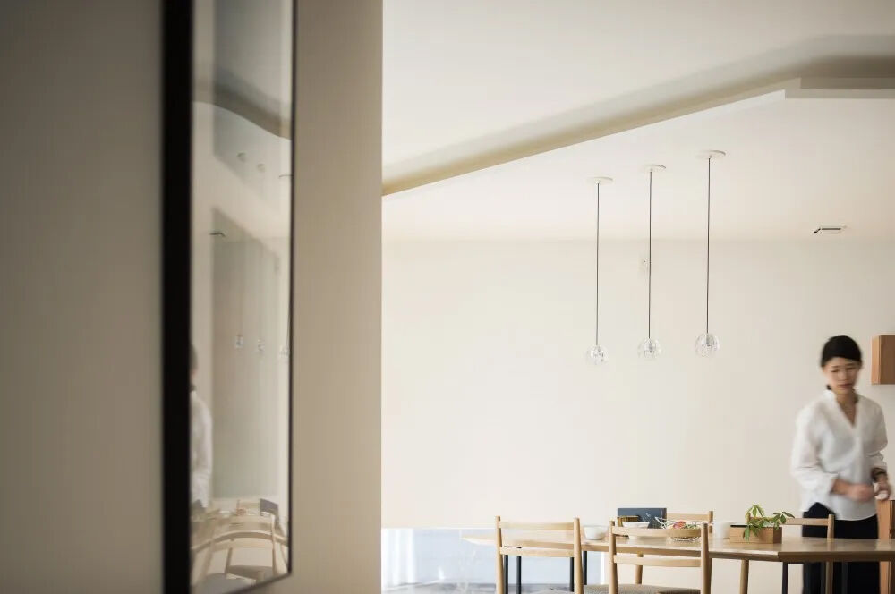 北王 【勾配屋根の家】建物一体のカーポートや造作ダイニングテーブルでスタイリッシュにの建築実例画像6