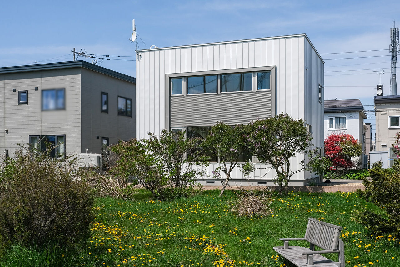 北王 【緑を取り込む家】吹き抜けと大きな窓。家の中からも緑を愉しめるの建築実例画像1