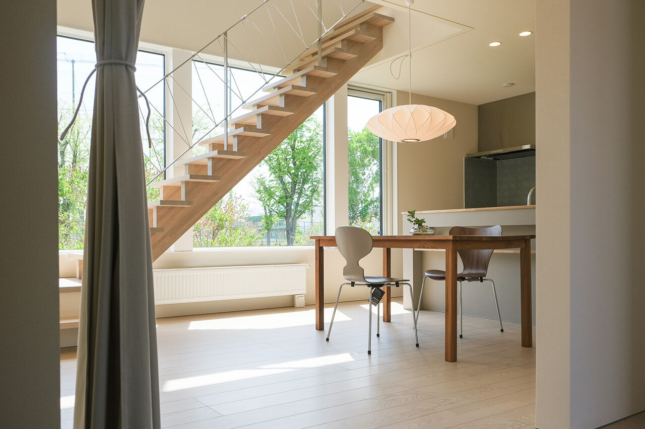 北王 【緑を取り込む家】吹き抜けと大きな窓。家の中からも緑を愉しめるの建築実例画像2