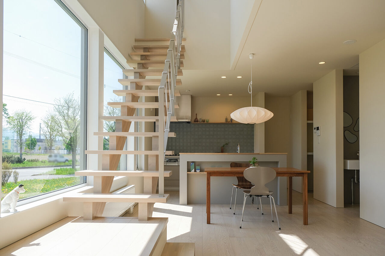 北王 【緑を取り込む家】吹き抜けと大きな窓。家の中からも緑を愉しめるの建築実例画像3