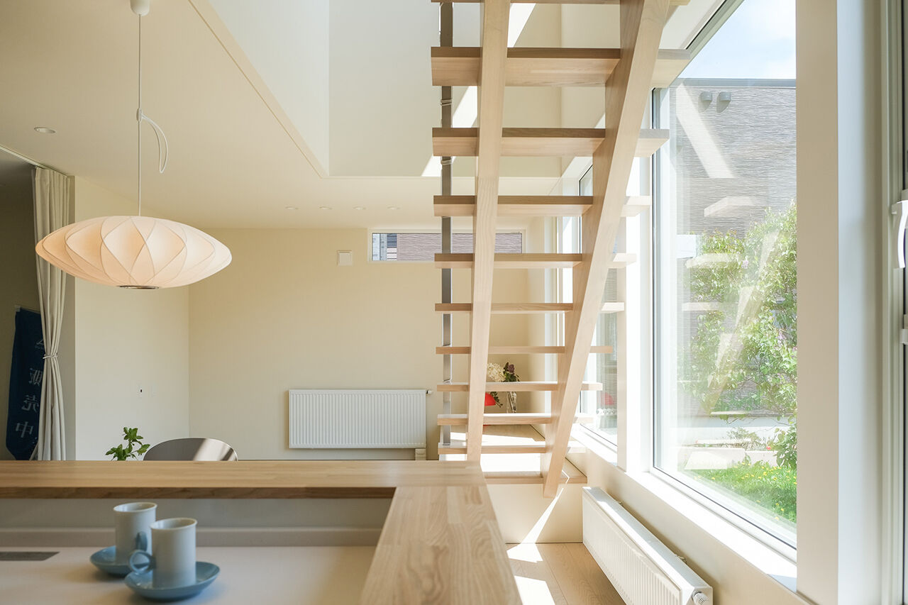 北王 【緑を取り込む家】吹き抜けと大きな窓。家の中からも緑を愉しめるの建築実例画像4