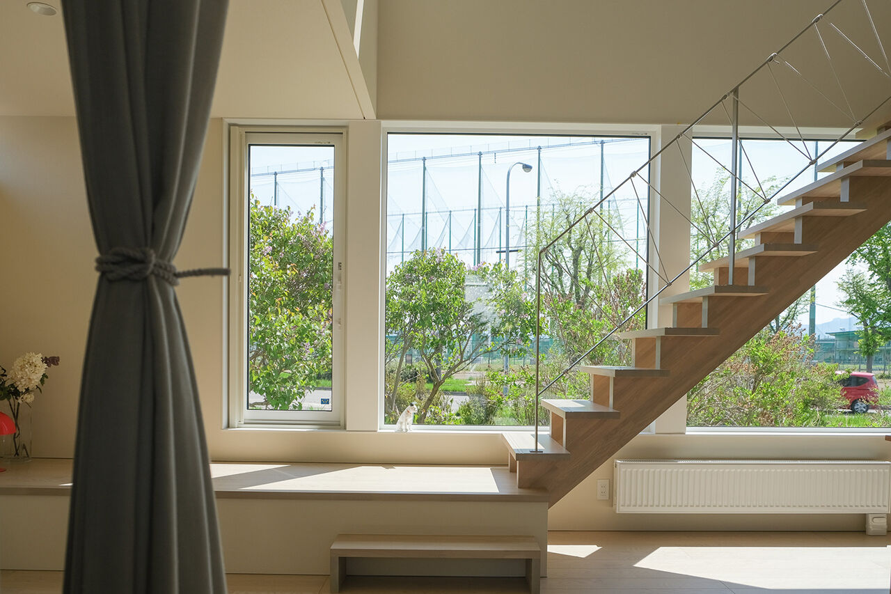 北王 【緑を取り込む家】吹き抜けと大きな窓。家の中からも緑を愉しめるの建築実例画像5