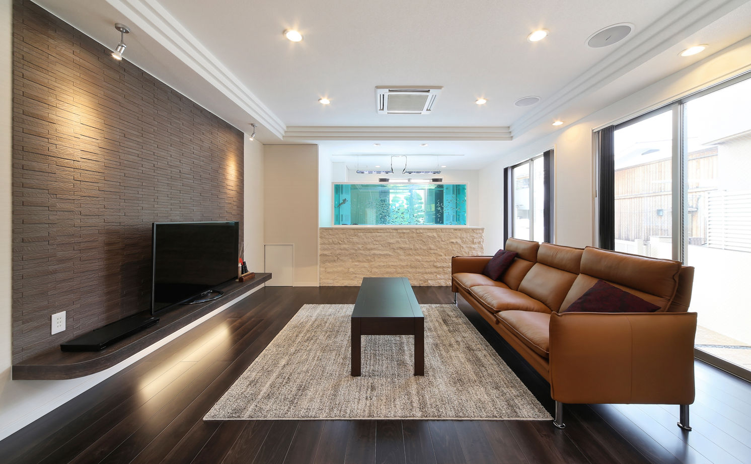 アトリエＳｕｍｉｋａ―住処―　創美建築企画　 【京都/おしゃれ/シンプルモダン/間取りあり】リビングに約4トンの水槽を設置。アクアリウムのような住まいの建築実例画像2