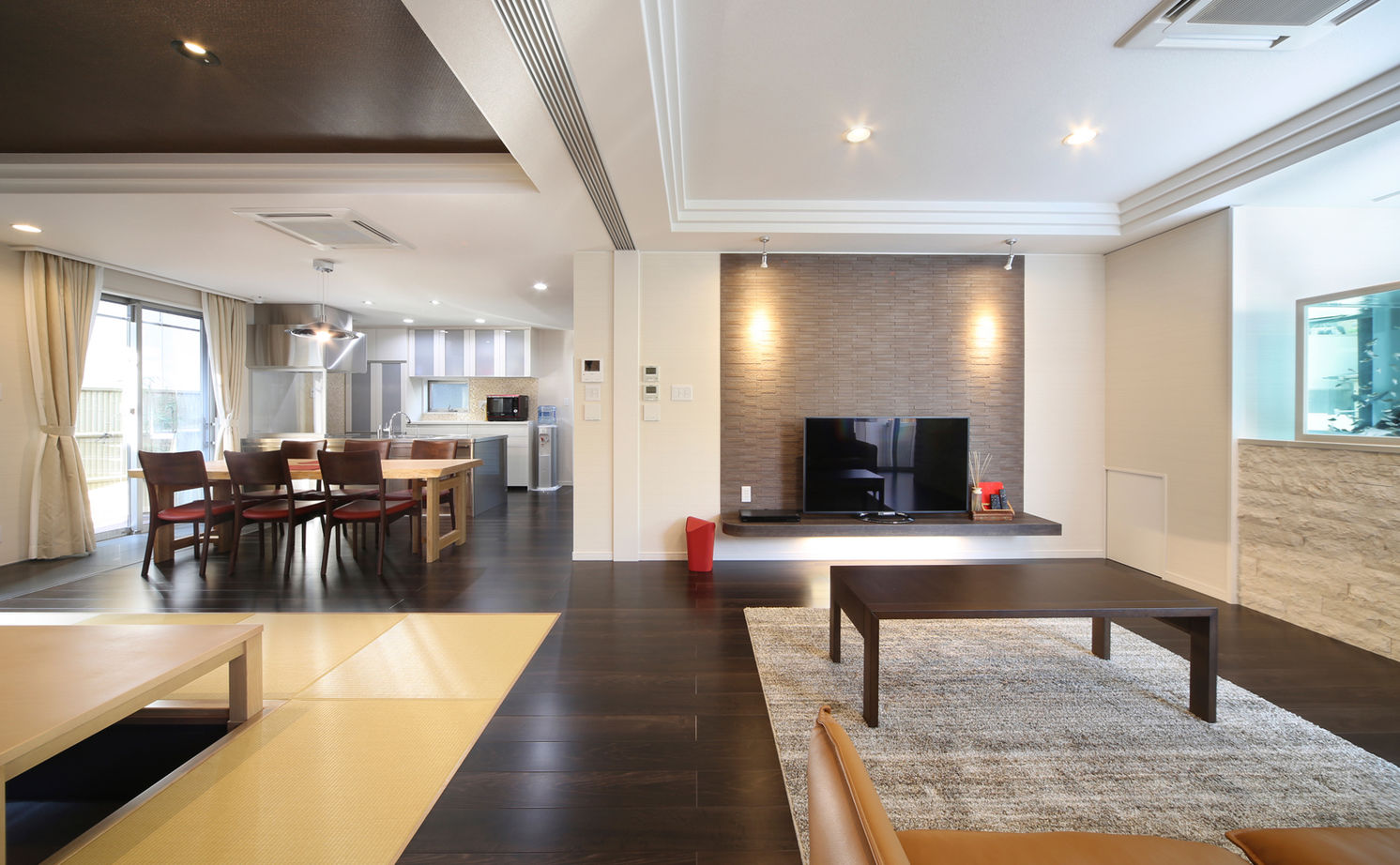 アトリエＳｕｍｉｋａ―住処―　創美建築企画　 【京都/おしゃれ/シンプルモダン/間取りあり】リビングに約4トンの水槽を設置。アクアリウムのような住まいの建築実例画像3