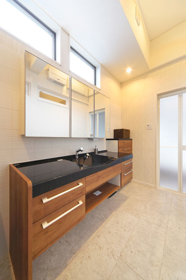 アトリエＳｕｍｉｋａ―住処―　創美建築企画　 【京都/おしゃれ/シンプルモダン/間取りあり】リビングに約4トンの水槽を設置。アクアリウムのような住まいの建築実例画像8