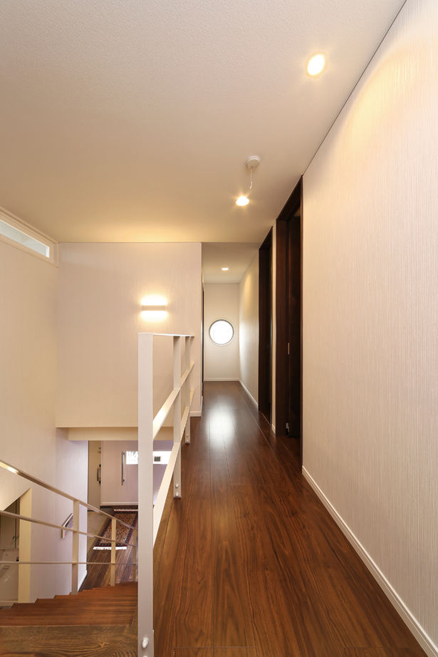 アトリエＳｕｍｉｋａ―住処―　創美建築企画　 【京都/おしゃれ/シンプルモダン/間取りあり】リビングに約4トンの水槽を設置。アクアリウムのような住まいの建築実例画像9