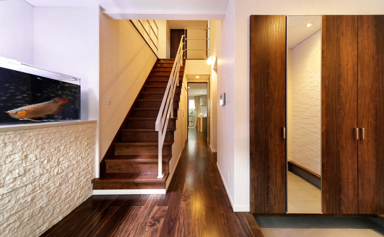 アトリエＳｕｍｉｋａ―住処―　創美建築企画　 【京都/おしゃれ/シンプルモダン/間取りあり】リビングに約4トンの水槽を設置。アクアリウムのような住まいの建築実例画像10