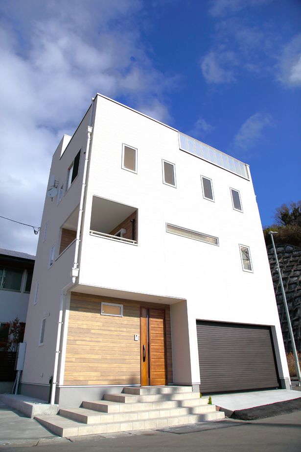 牡鹿観光・おしかホーム【石巻・東松島・女川】 三階建て屋上のある住まい。狭小地が、屋上、ガレージ、ホームエレベーター、IOT設備で快適な暮らしにの建築実例画像3