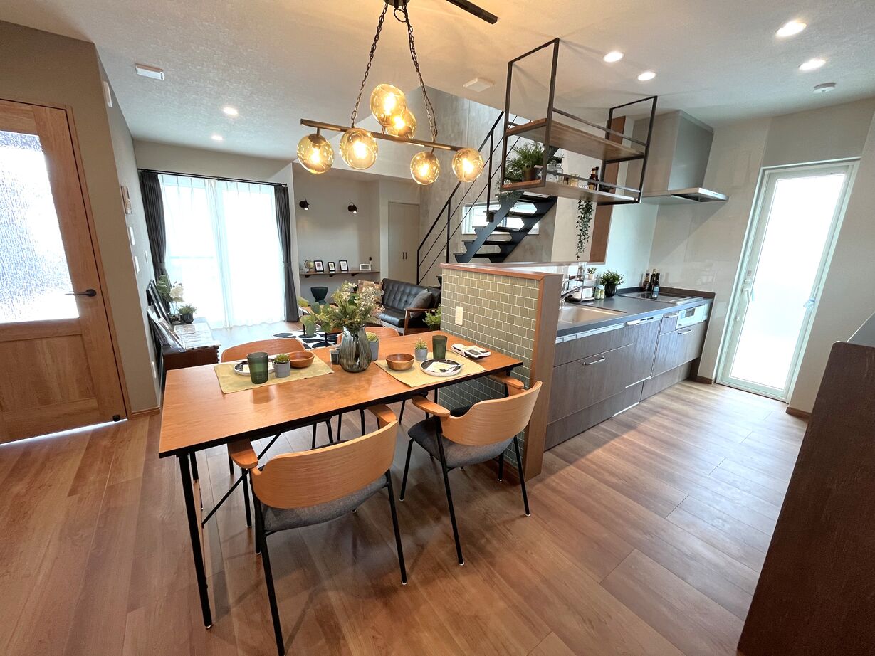 牡鹿観光・おしかホーム【石巻・東松島・女川】 プライバシーを守る窓設計の四角い家【CUBE】鉄骨階段と大きな吹抜、坪数を感じさせない充実な住まいの建築実例画像2