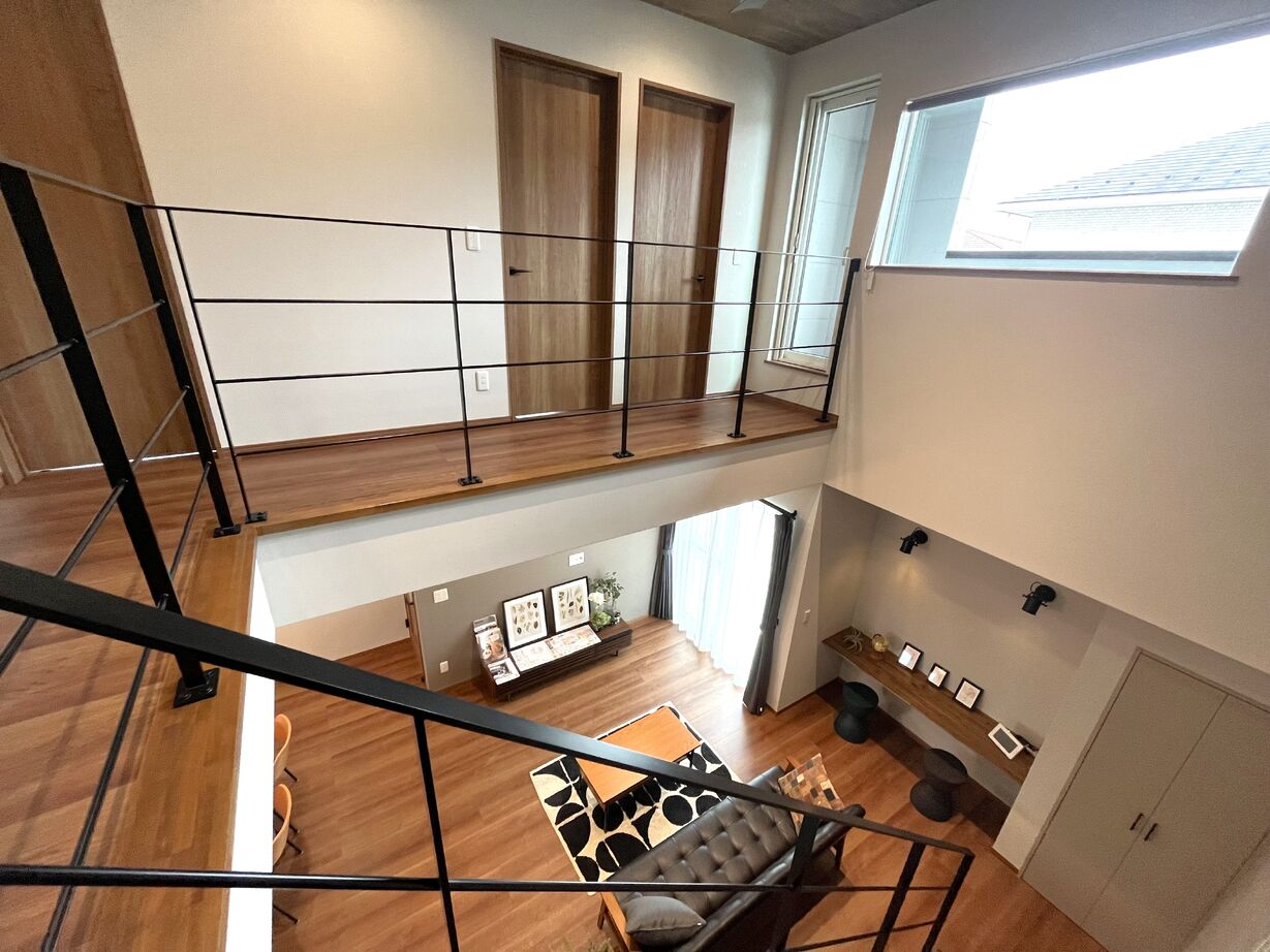 牡鹿観光・おしかホーム【石巻・東松島・女川】 プライバシーを守る窓設計の四角い家【CUBE】鉄骨階段と大きな吹抜、坪数を感じさせない充実な住まいの建築実例画像3