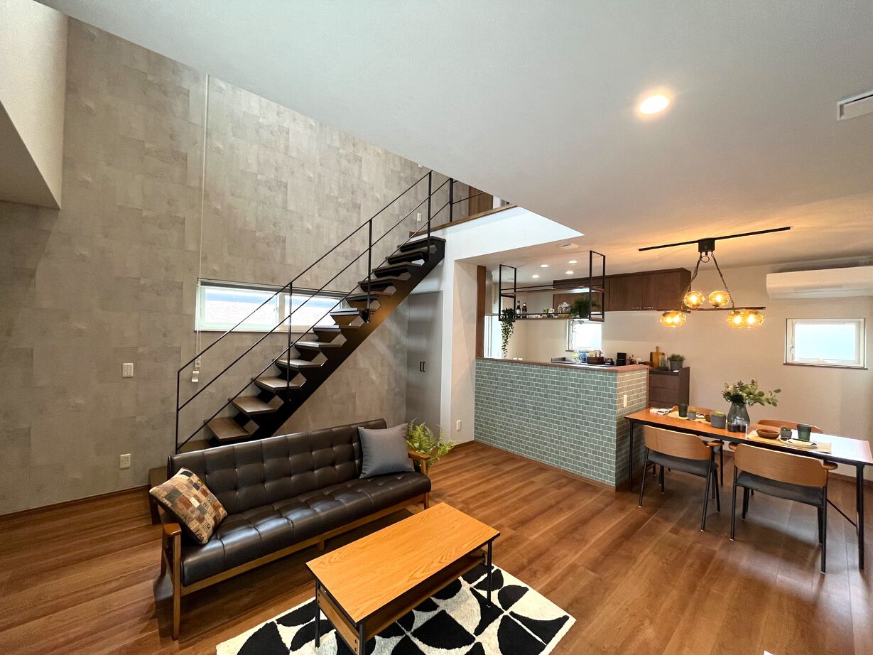 牡鹿観光・おしかホーム【石巻・東松島・女川】 プライバシーを守る窓設計の四角い家【CUBE】鉄骨階段と大きな吹抜、坪数を感じさせない充実な住まいの建築実例画像4