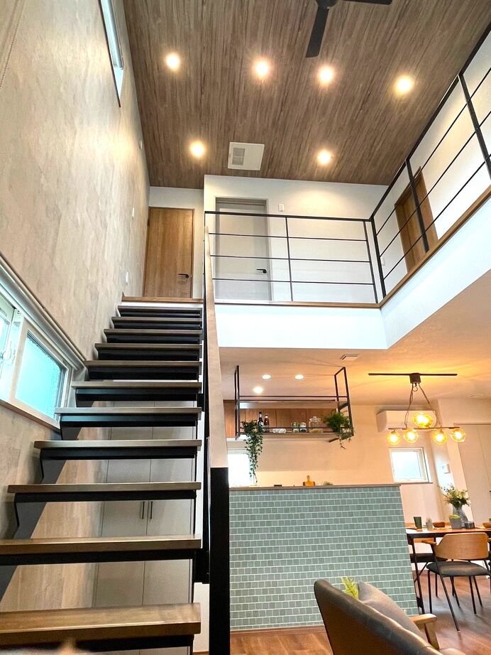 牡鹿観光・おしかホーム【石巻・東松島・女川】 プライバシーを守る窓設計の四角い家【CUBE】鉄骨階段と大きな吹抜、坪数を感じさせない充実な住まいの建築実例画像5