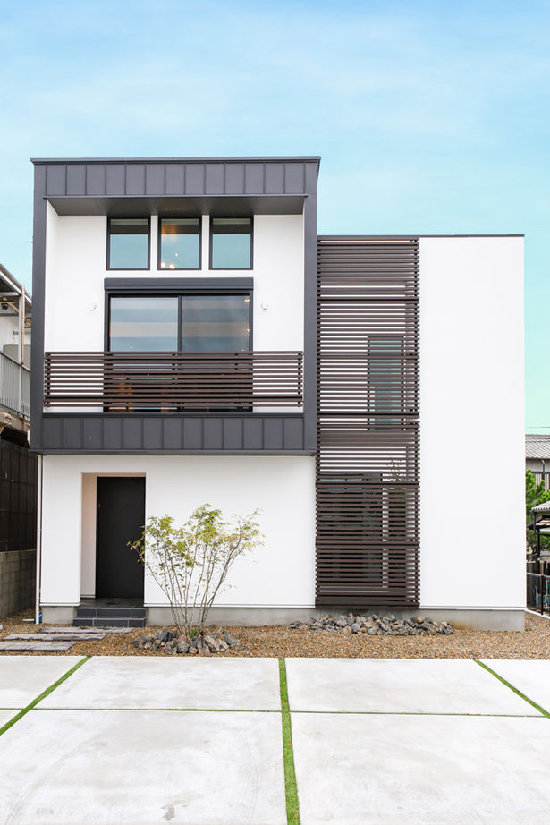 いい家つくる。善匠 【30坪台｜中庭】開放的な見晴らしを楽しむ２階リビング「中庭が見える玄関が一番のお気に入りです」の建築実例画像2