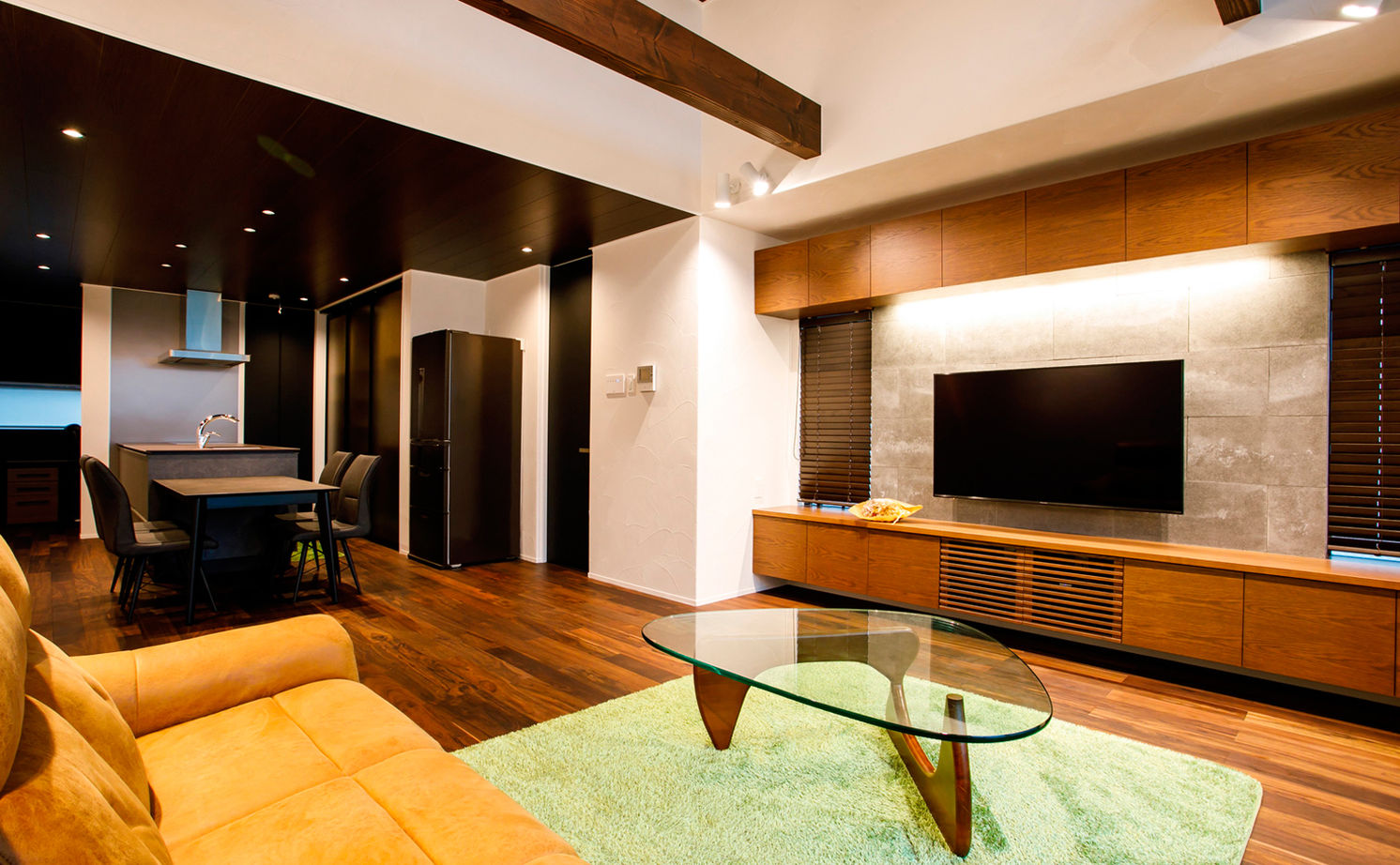 いい家つくる。善匠 【30坪台｜中庭】開放的な見晴らしを楽しむ２階リビング「中庭が見える玄関が一番のお気に入りです」の建築実例画像3