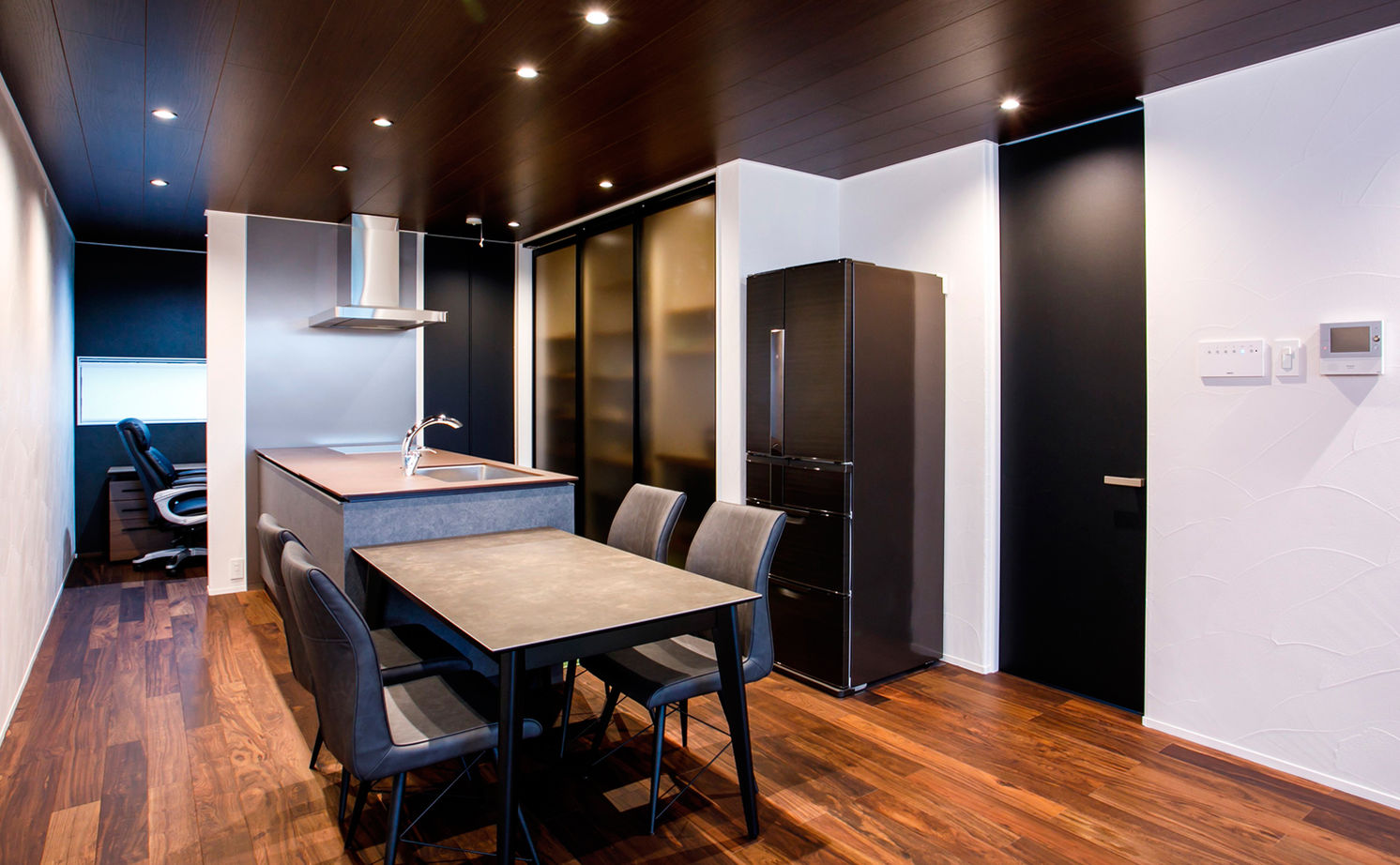 いい家つくる。善匠 【30坪台｜中庭】開放的な見晴らしを楽しむ２階リビング「中庭が見える玄関が一番のお気に入りです」の建築実例画像6