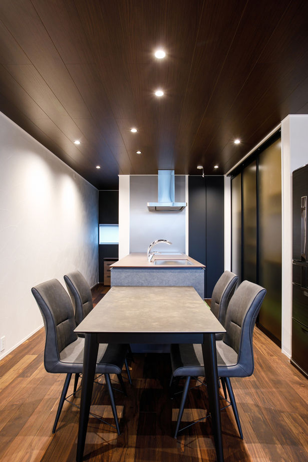 いい家つくる。善匠 【30坪台｜中庭】開放的な見晴らしを楽しむ２階リビング「中庭が見える玄関が一番のお気に入りです」の建築実例画像11