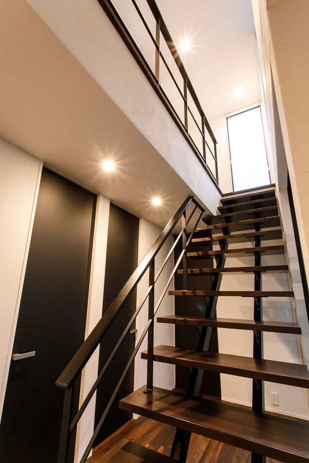 いい家つくる。善匠 【30坪台｜中庭】開放的な見晴らしを楽しむ２階リビング「中庭が見える玄関が一番のお気に入りです」の建築実例画像12