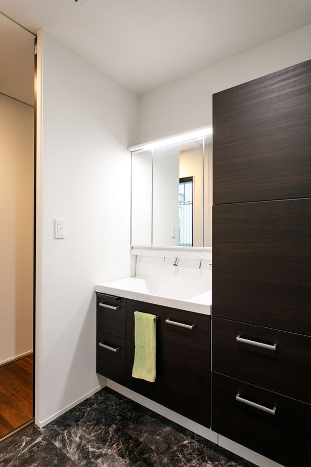 いい家つくる。善匠 【30坪台｜中庭】開放的な見晴らしを楽しむ２階リビング「中庭が見える玄関が一番のお気に入りです」の建築実例画像13