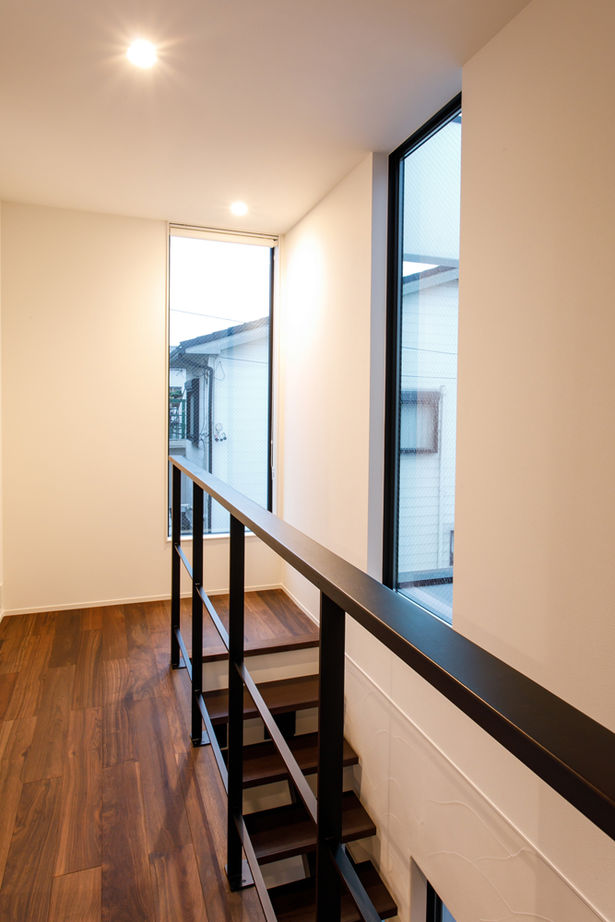 いい家つくる。善匠 【30坪台｜中庭】開放的な見晴らしを楽しむ２階リビング「中庭が見える玄関が一番のお気に入りです」の建築実例画像15