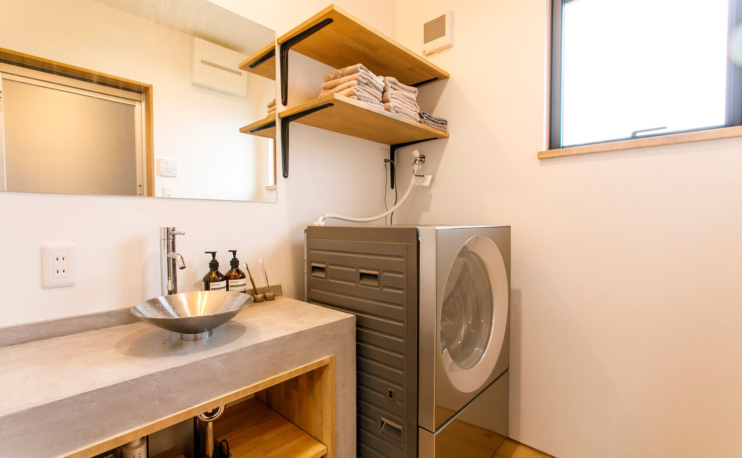 いい家つくる。善匠 【2000万円台｜31坪｜間取り有】倉庫みたいにかっこいい家には音楽スタジオも。ペットとの暮らしも満喫中の建築実例画像9