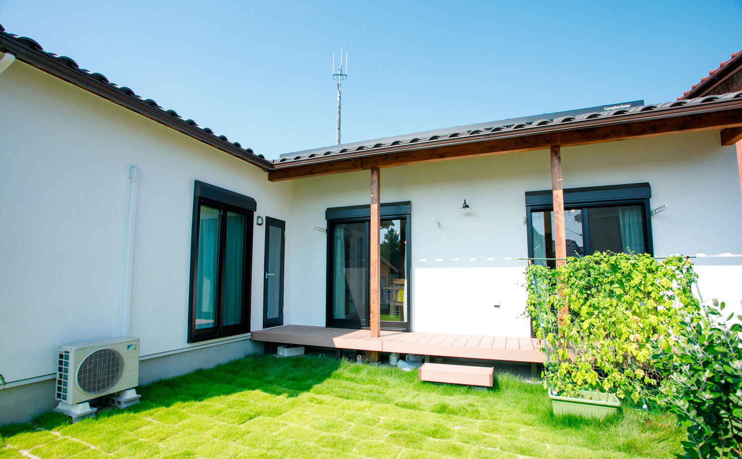 いい家つくる。善匠 【2000万円台｜34坪｜L字型の平屋】蔵のような和モダンな平屋「畳リビングには掘りごたつも造りました」の建築実例画像2