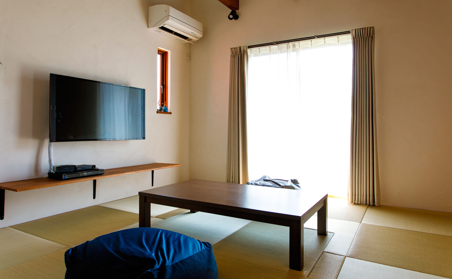 いい家つくる。善匠 【2000万円台｜34坪｜L字型の平屋】蔵のような和モダンな平屋「畳リビングには掘りごたつも造りました」の建築実例画像4