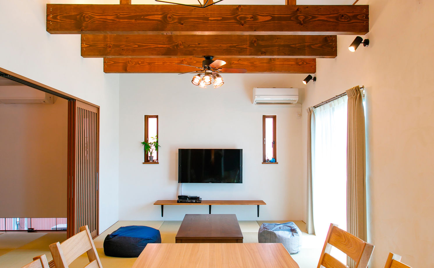 いい家つくる。善匠 【2000万円台｜34坪｜L字型の平屋】蔵のような和モダンな平屋「畳リビングには掘りごたつも造りました」の建築実例画像9