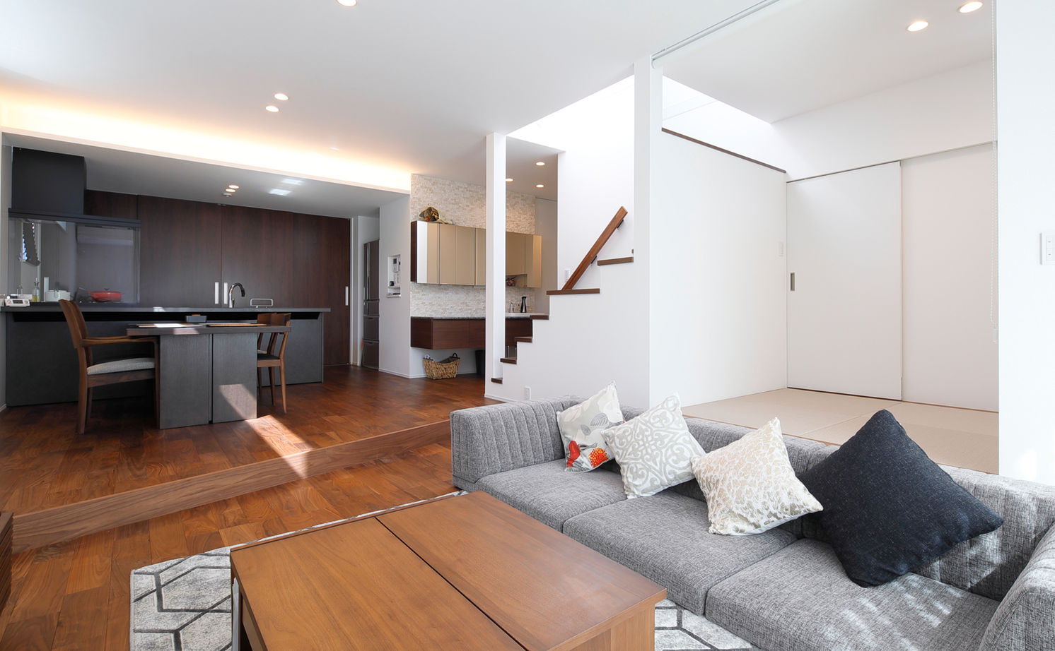 いい家つくる。善匠 【32坪｜間取り有】LDKに洗面があるシンプルモダンな家「スゴイ熱意で土地探しをしてくれました」の建築実例画像2