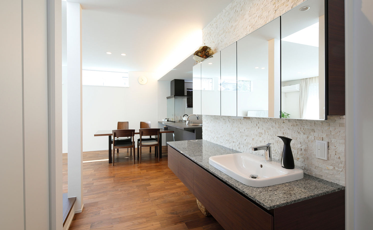 いい家つくる。善匠 【32坪｜間取り有】LDKに洗面があるシンプルモダンな家「スゴイ熱意で土地探しをしてくれました」の建築実例画像4