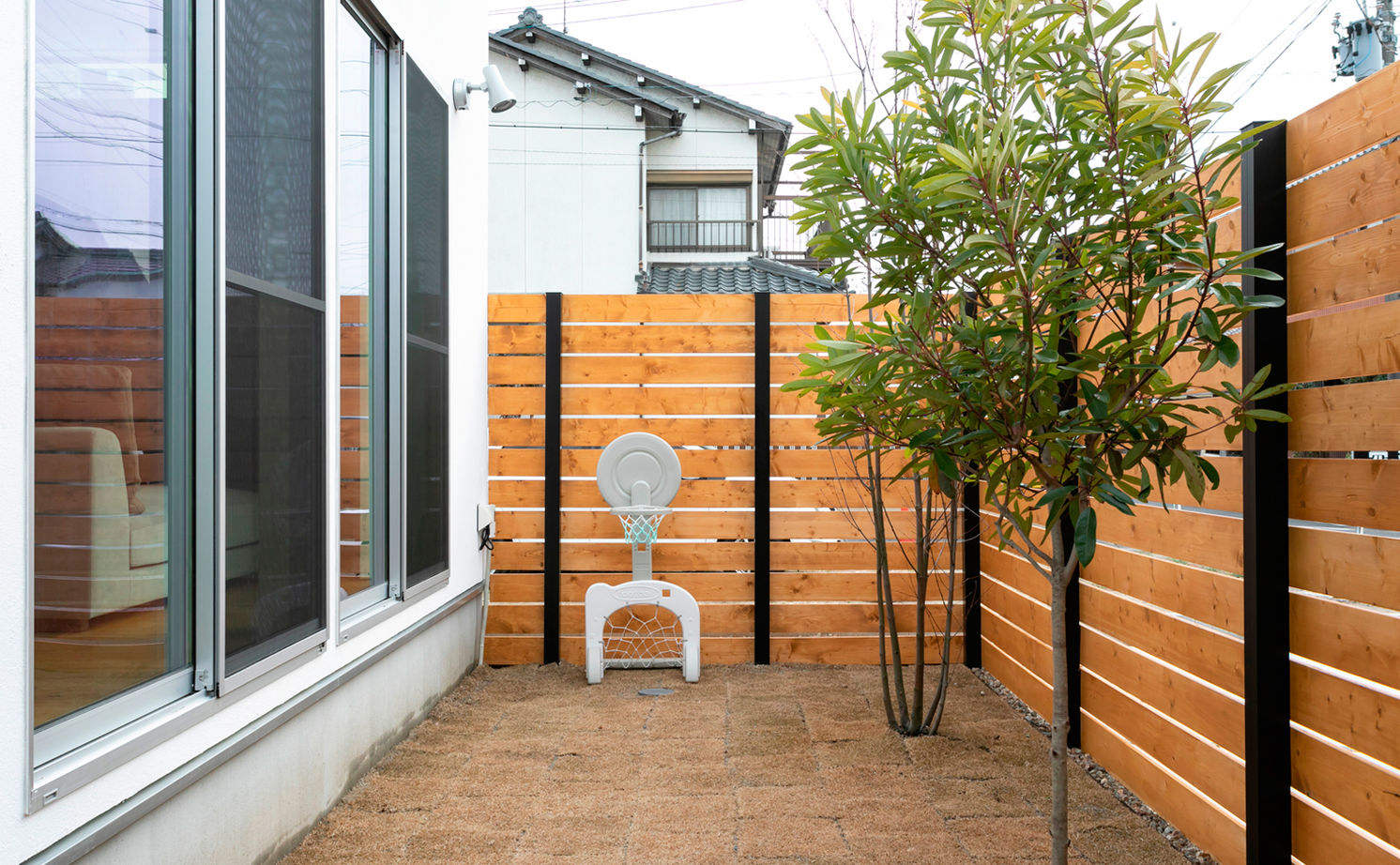 いい家つくる。善匠 【30坪未満｜中庭｜間取り有】中庭が見える玄関からLDKはワンフロアな間取り「開放感が気に入っています」の建築実例画像12