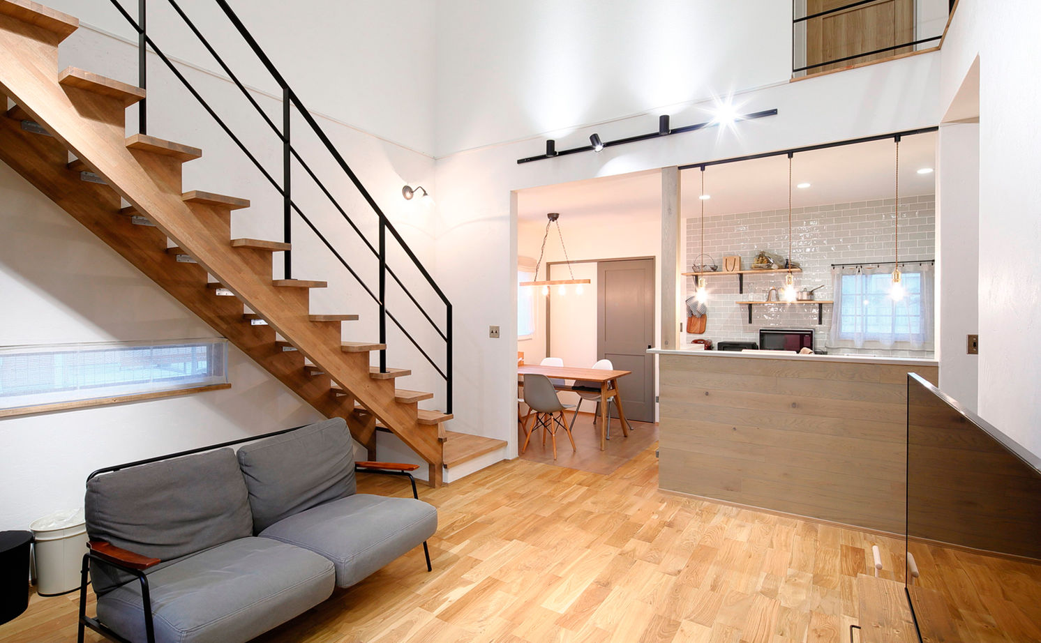 いい家つくる。善匠 【2000万円台｜38坪】ぬり壁と三角屋根のおしゃれな家「リビングには家族が自然に集まります」の建築実例画像3