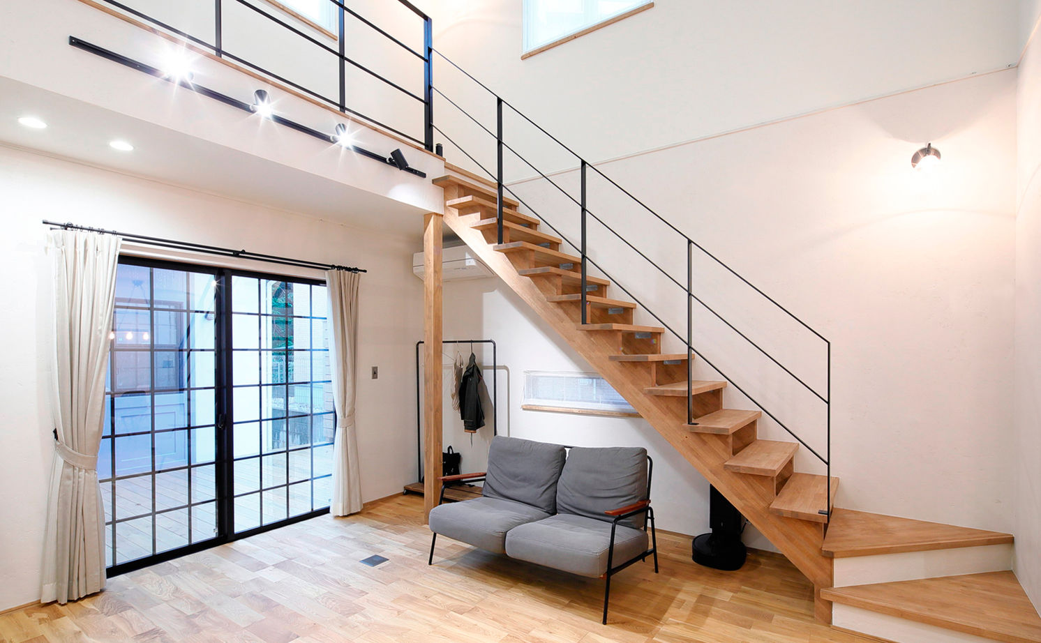 いい家つくる。善匠 【2000万円台｜38坪】ぬり壁と三角屋根のおしゃれな家「リビングには家族が自然に集まります」の建築実例画像4