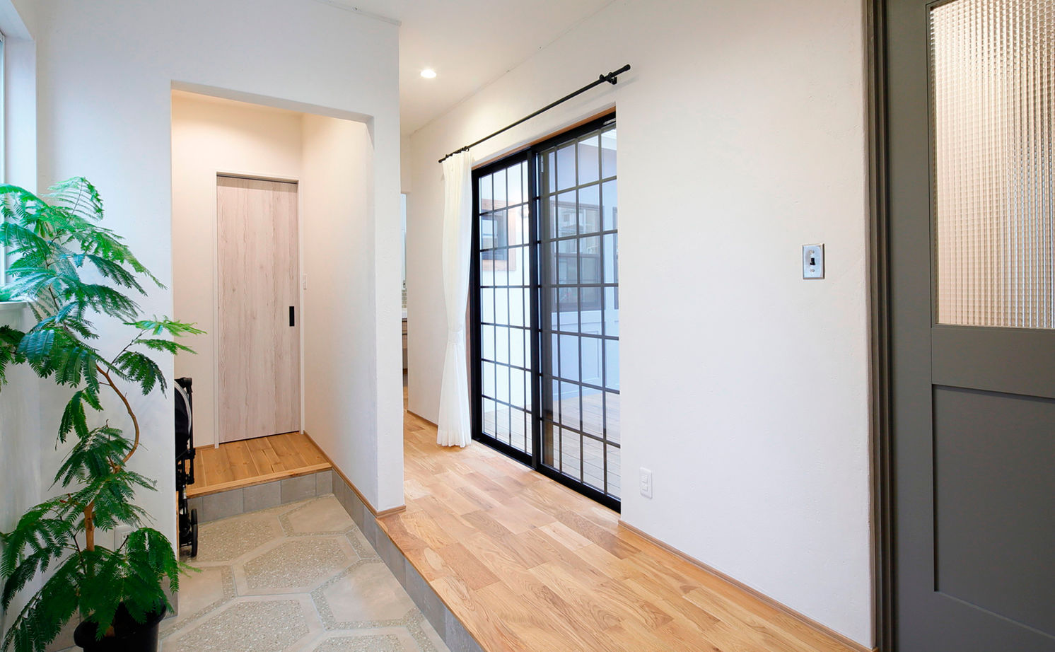 いい家つくる。善匠 【2000万円台｜38坪】ぬり壁と三角屋根のおしゃれな家「リビングには家族が自然に集まります」の建築実例画像8