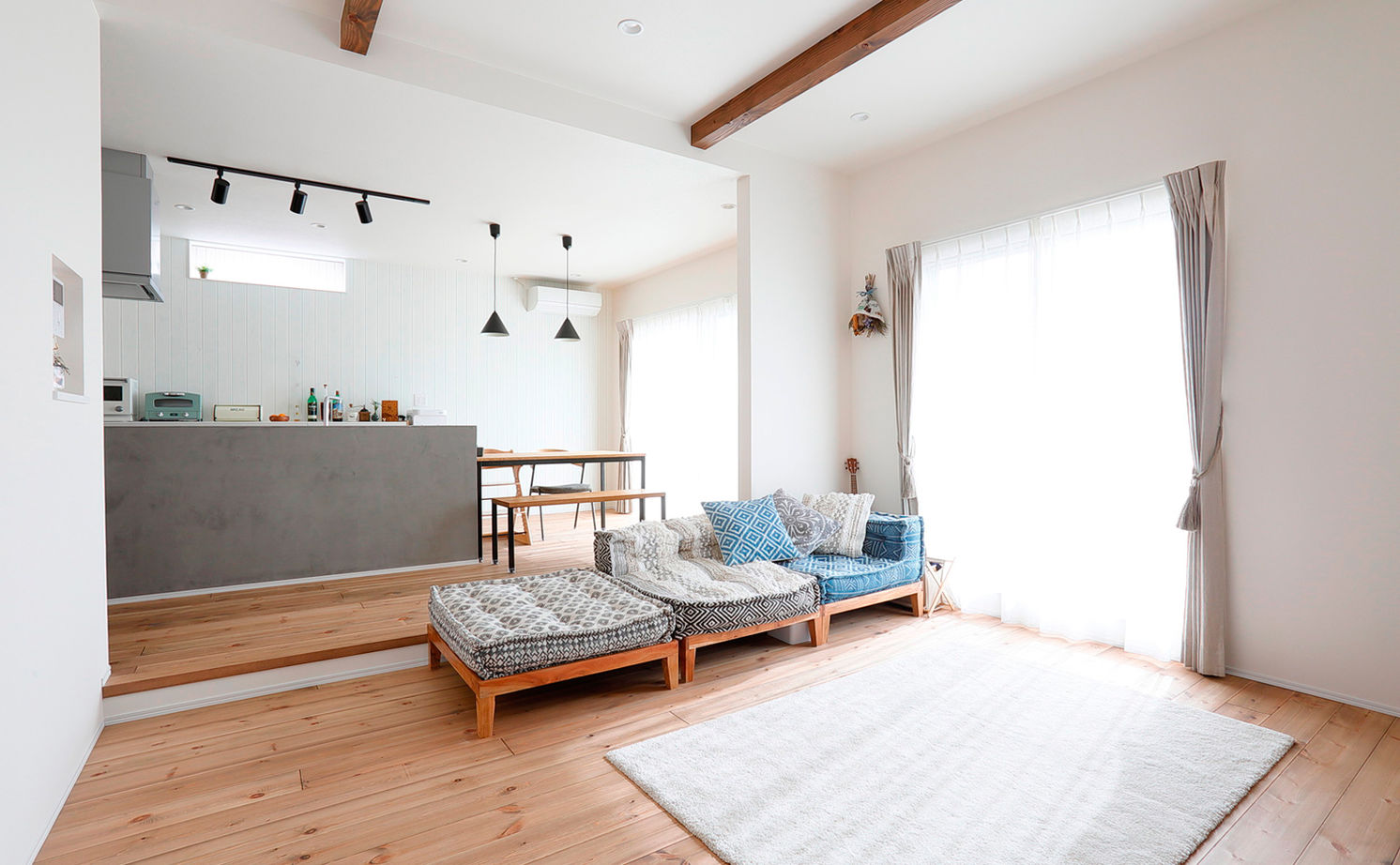 いい家つくる。善匠 【2000万円台｜33坪｜間取り有】シンプルモダンなサーフハウス「一段下げたリビングもお気に入りです」の建築実例画像2