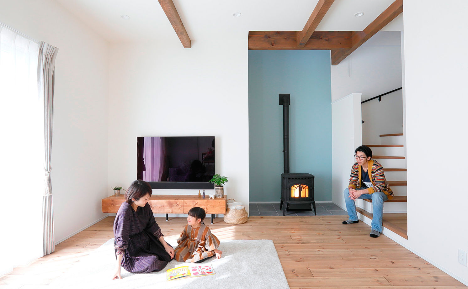 いい家つくる。善匠 【2000万円台｜33坪｜間取り有】シンプルモダンなサーフハウス「一段下げたリビングもお気に入りです」の建築実例画像4