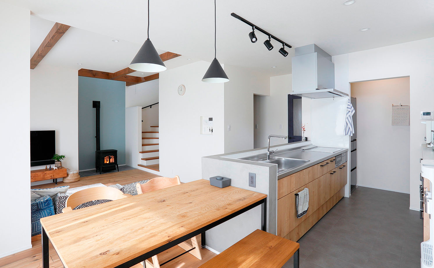 いい家つくる。善匠 【2000万円台｜33坪｜間取り有】シンプルモダンなサーフハウス「一段下げたリビングもお気に入りです」の建築実例画像5